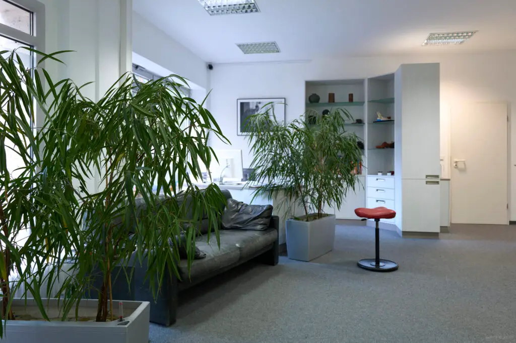 Kundenbereich mit Sofa in Sitzecke