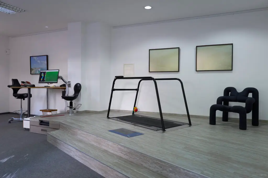 Laufband im Podest und Schreibtisch
